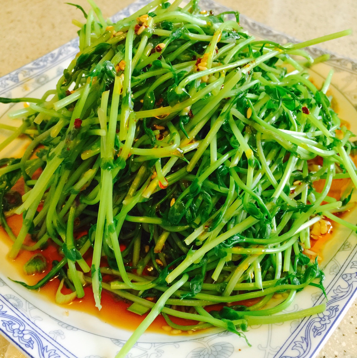 雨滴滴滴滴做过清拌豆苗夏天,凉拌是很好的选择iphone 拍摄于