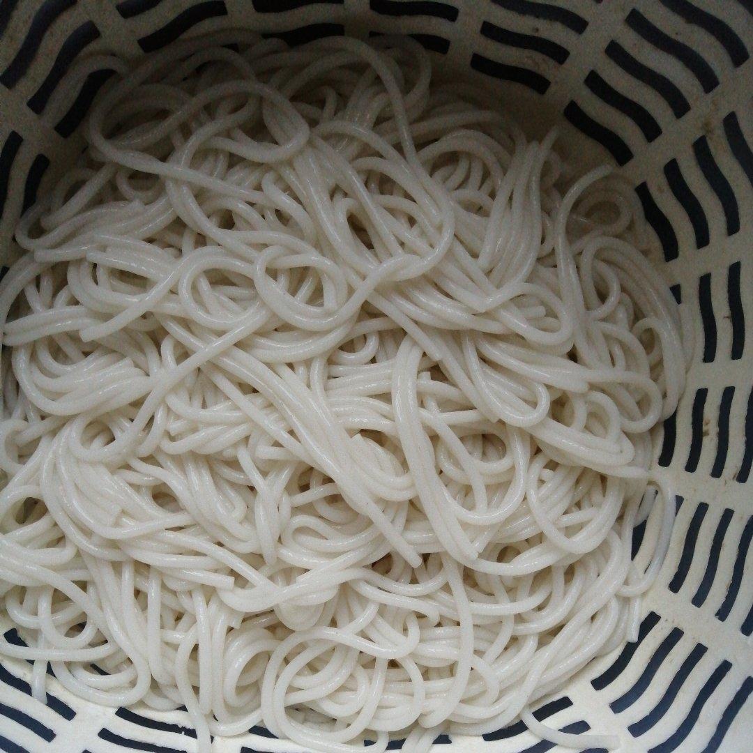 干桂林米粉的泡发方法