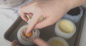 中式经典红豆蛋黄月饼的冰激凌做法～一眼到胃！的做法 步骤17