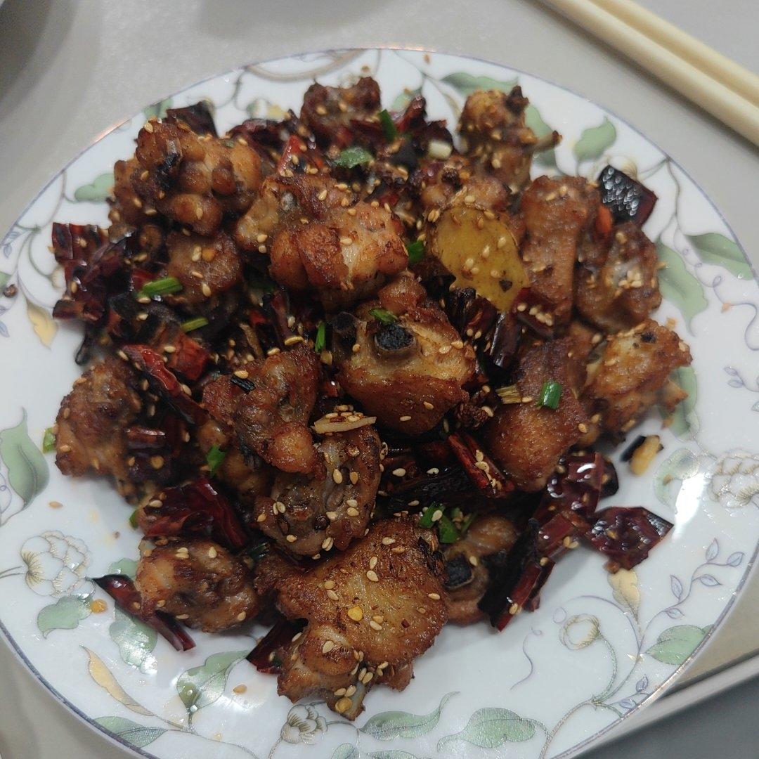 大厨教你辣子鸡翅的家常做法，外酥里嫩，麻辣鲜香，吃一口就上瘾