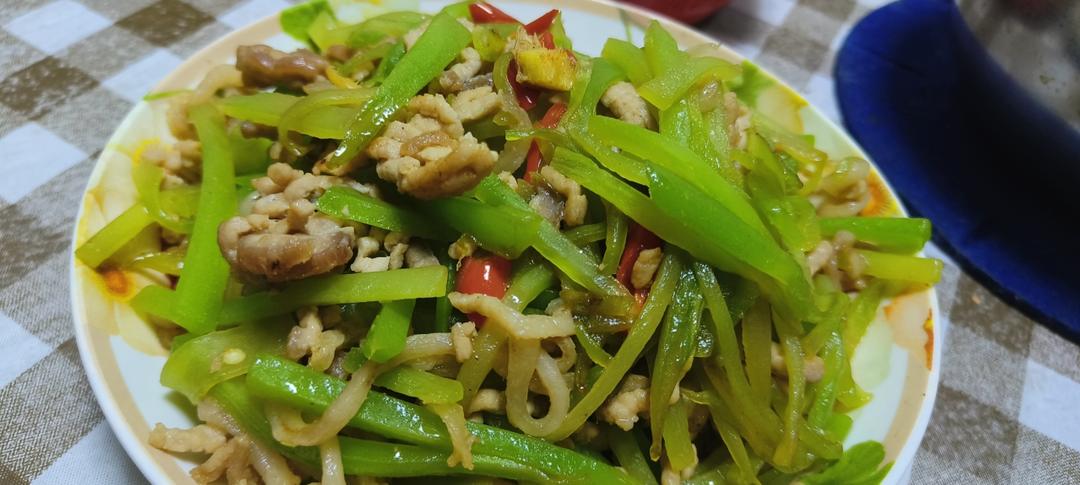 清爽解腻巨下饭的莴笋炒肉丝！