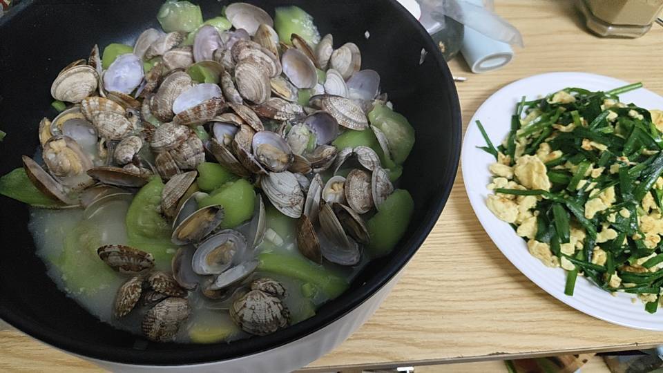 鲜掉眉毛的丝瓜炒花蛤，汤汁拌饭也是超级无敌！！