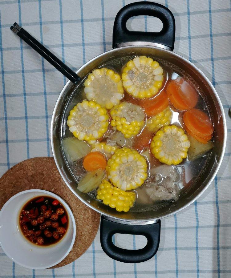 胡萝卜玉米排骨汤