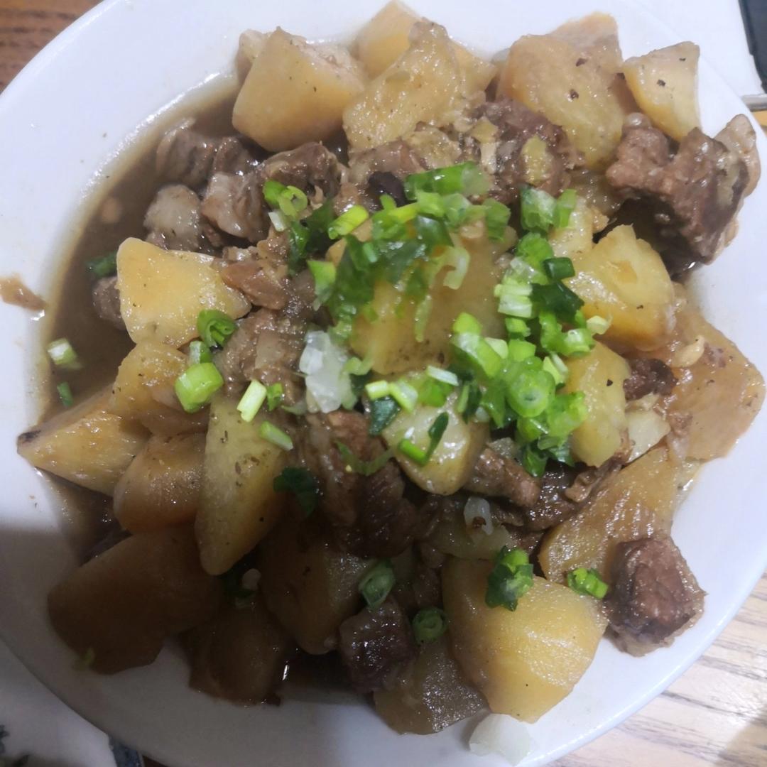 小土豆烧牛肉，红烧牛腩，好吃到舔盘