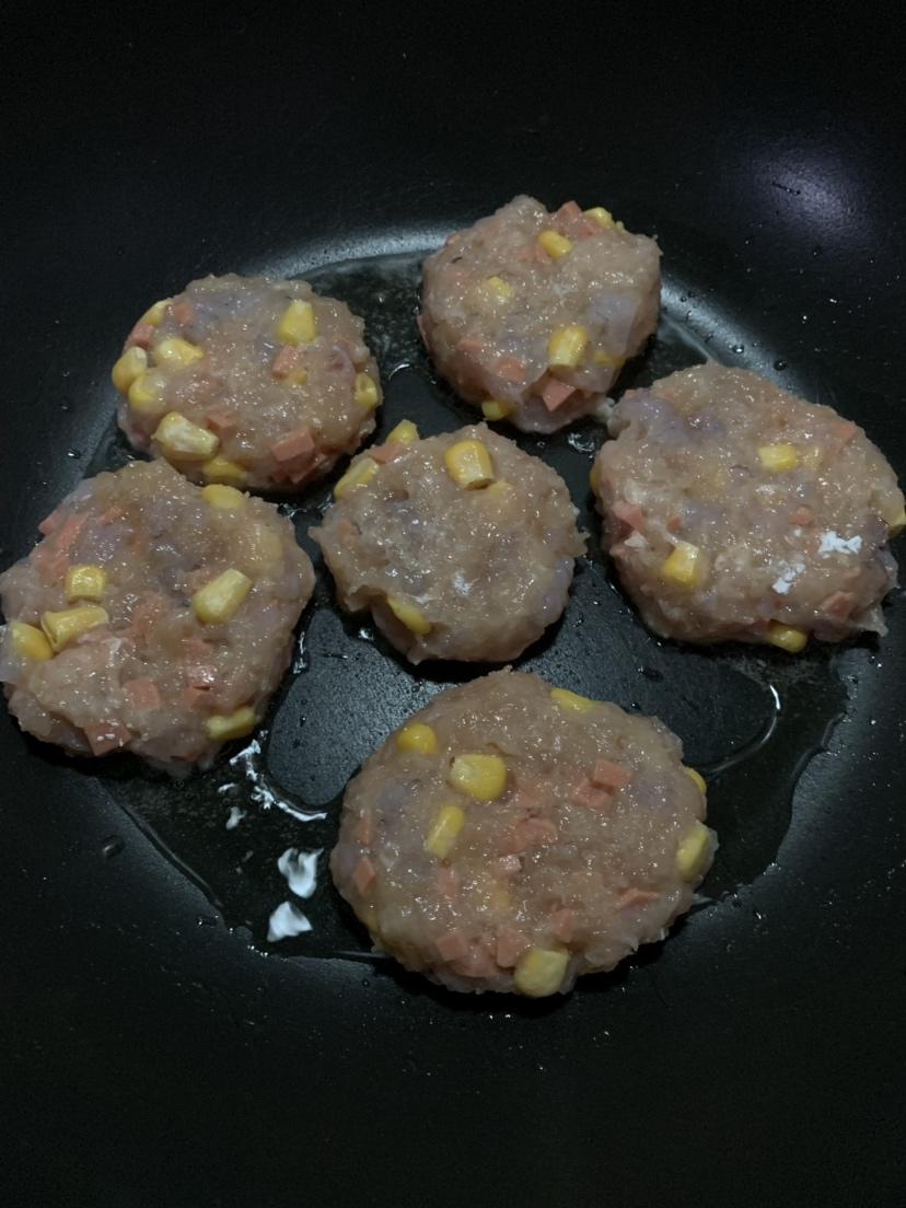 千万别在工作日尝试的“鸡胸肉虾仁饼”的做法 步骤3