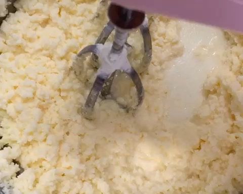 淡奶油打发及消耗淡奶油—自制黄油的做法 步骤7