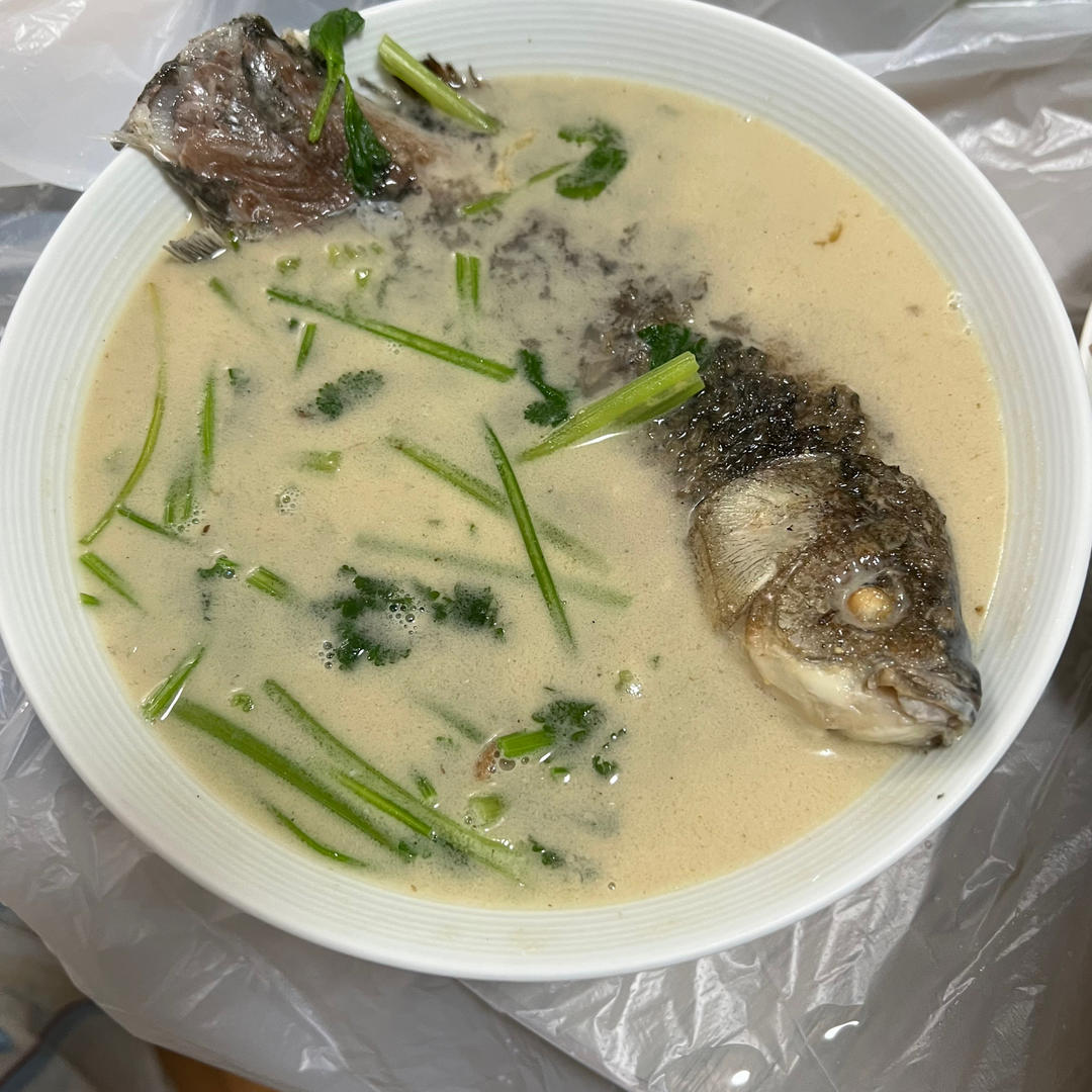 香菜芹菜鯽魚湯