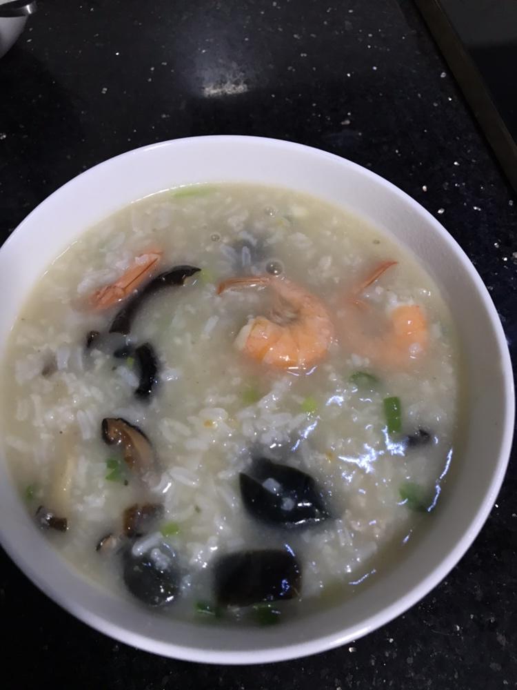 海鲜皮蛋砂锅粥
