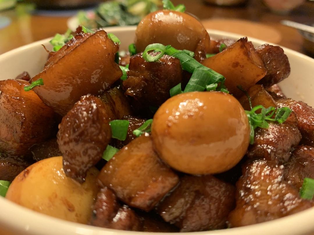 加了鹌鹑蛋后，这盘红烧肉，美味的逆天啦——鹌鹑蛋烧肉（孔瑶食谱）