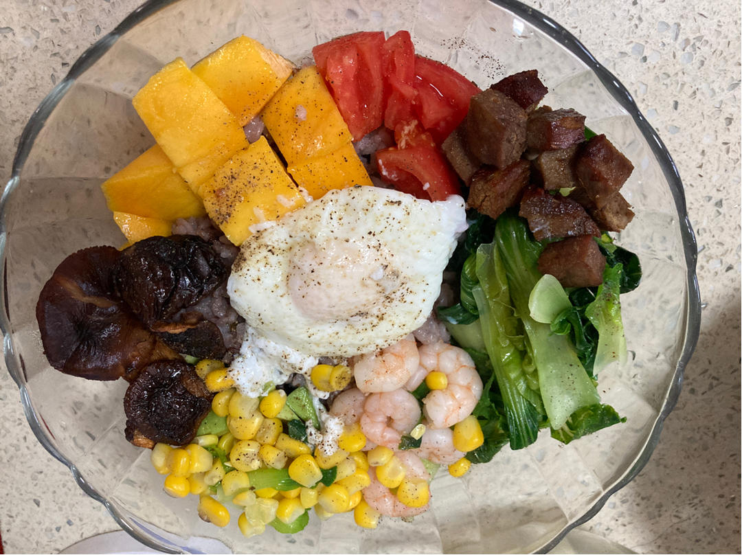 健康美味的牛肉大虾波奇饭！！牛油果和芒果一口包的感觉太棒！