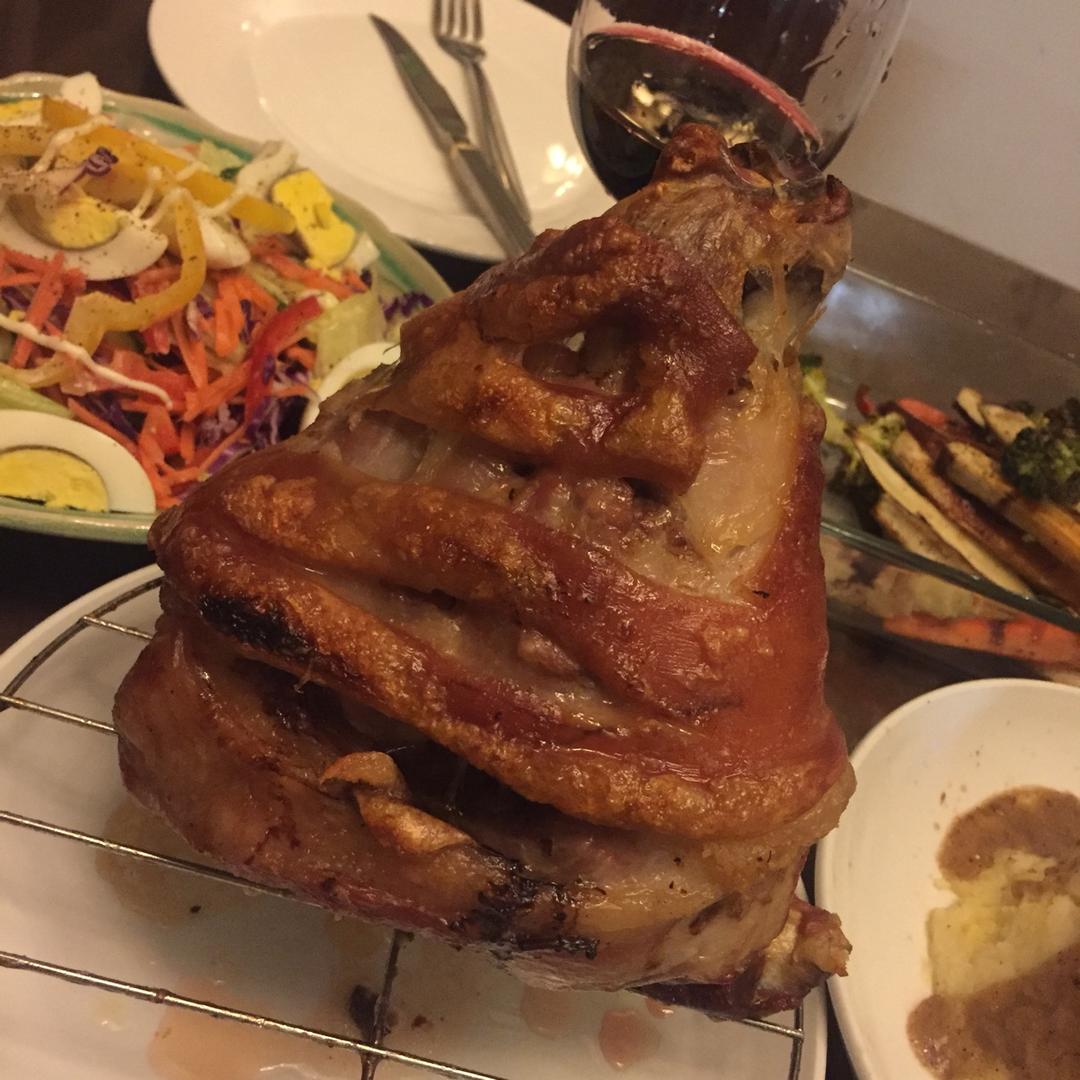 烤猪肘配苹果酱 Roast Leg of Pork with Apple sauce