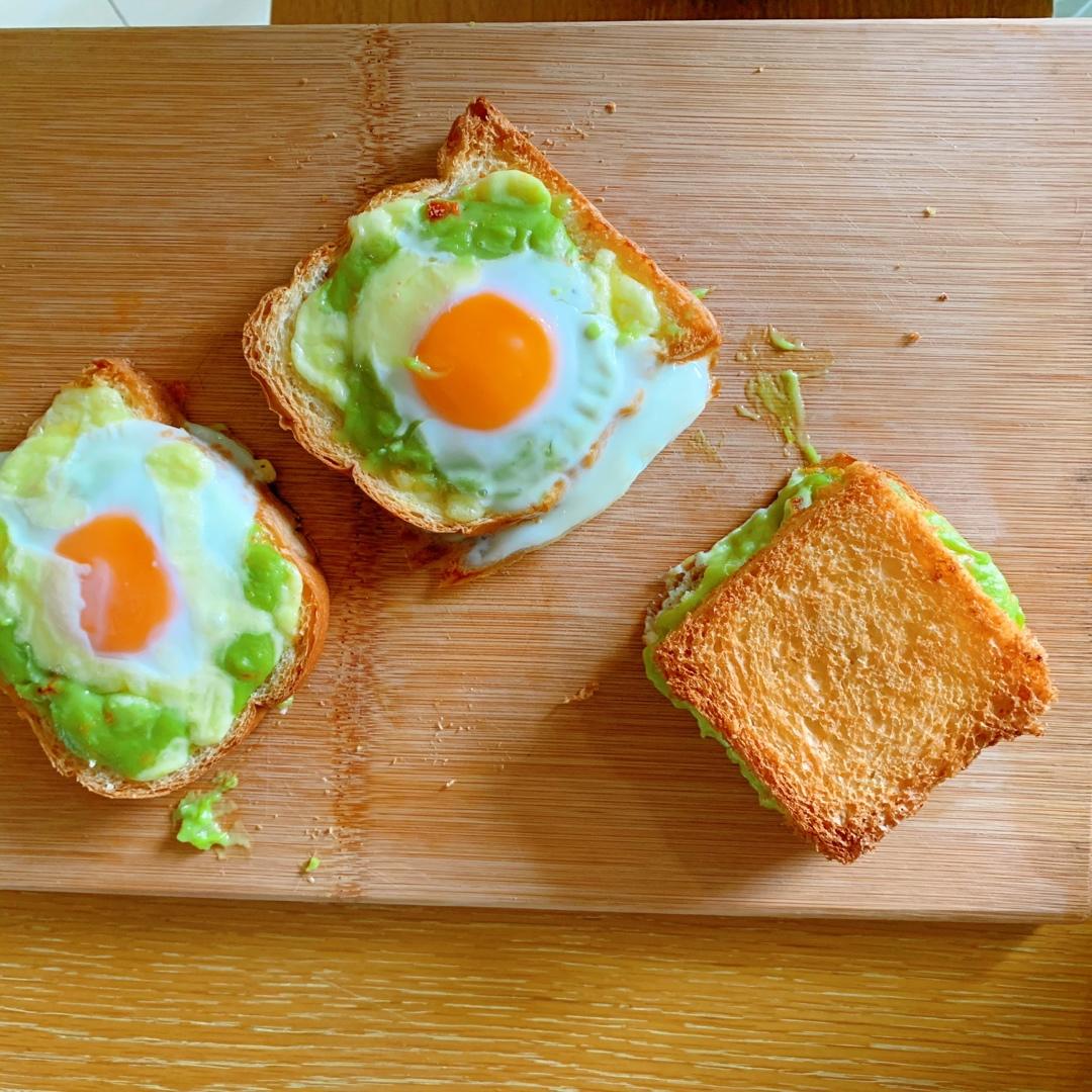 牛油果鸡蛋芝士烤吐司