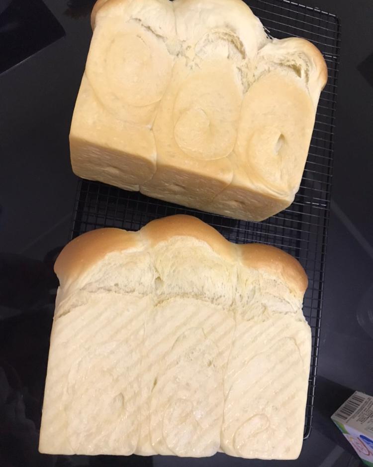 两条超级软的甜甜吐司