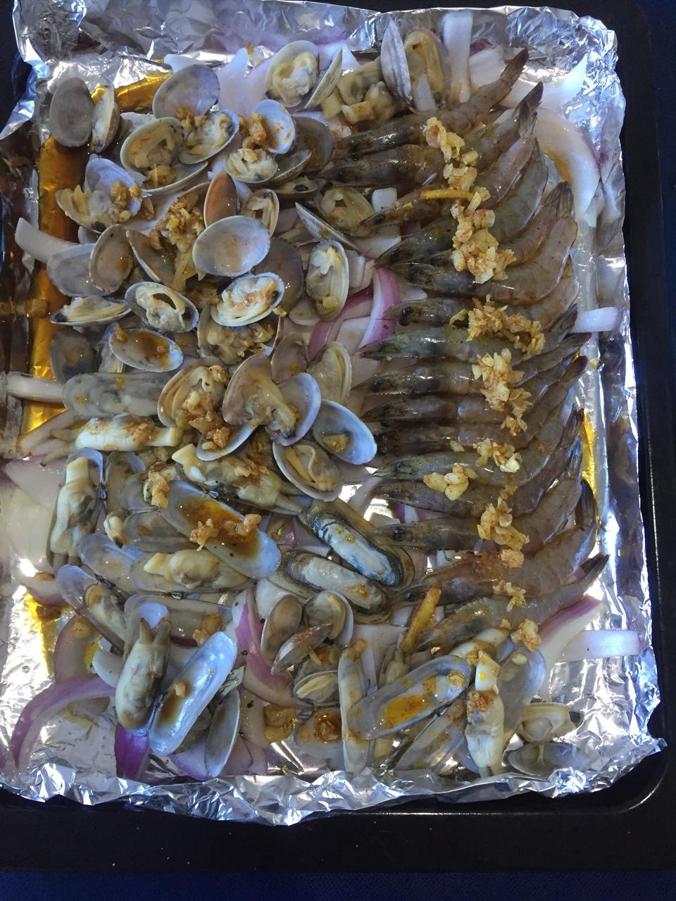 蒜蓉金针菇烤花蛤虾