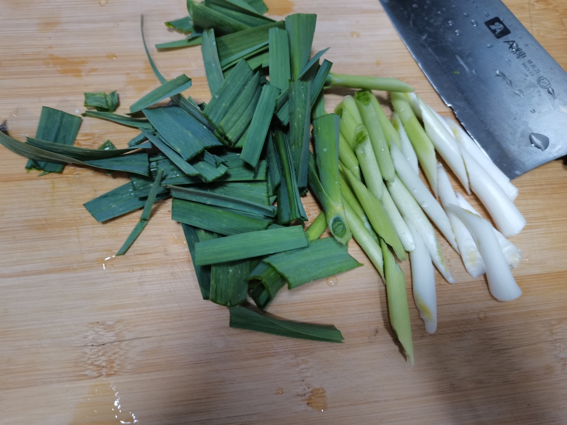 爆炒蕨菜的做法 步骤3