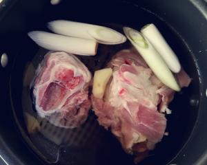 冬瓜豆腐筒骨汤的做法 步骤2