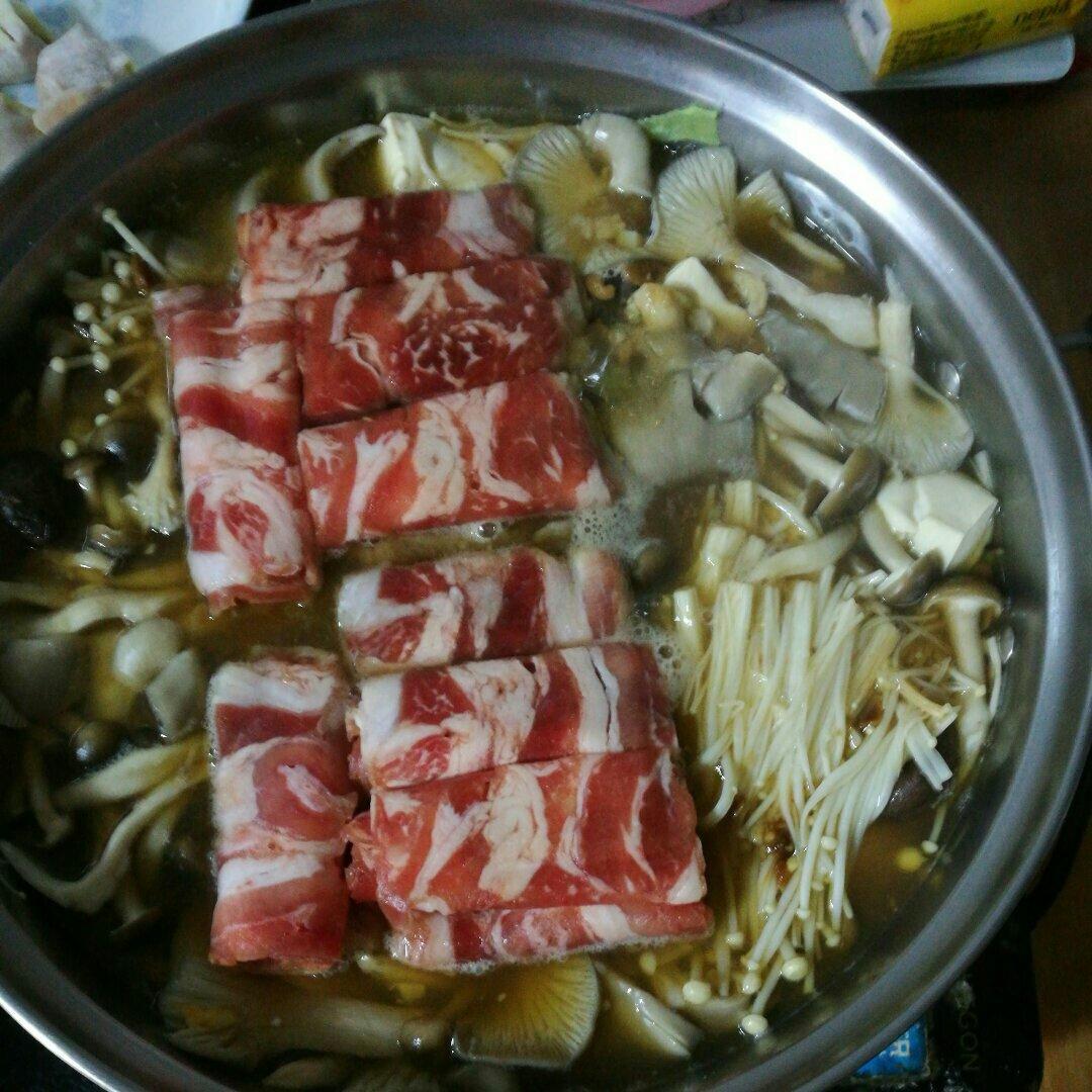 鲜菌肥牛锅