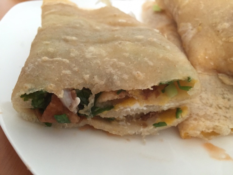 早餐---煎饼果子(自制薄脆)+草莓爆浆玛芬