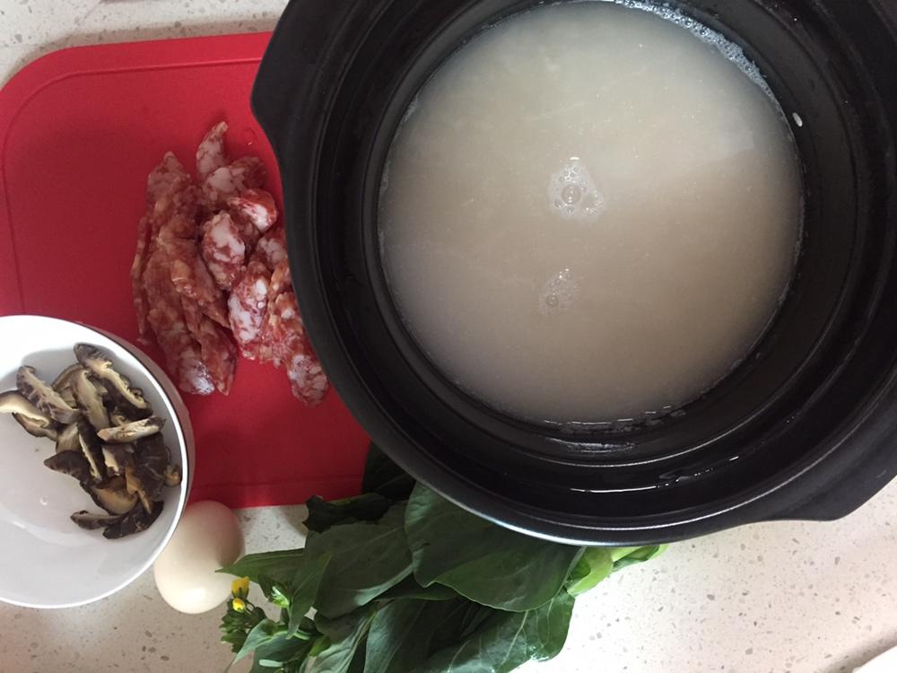 广式腊味煲仔饭