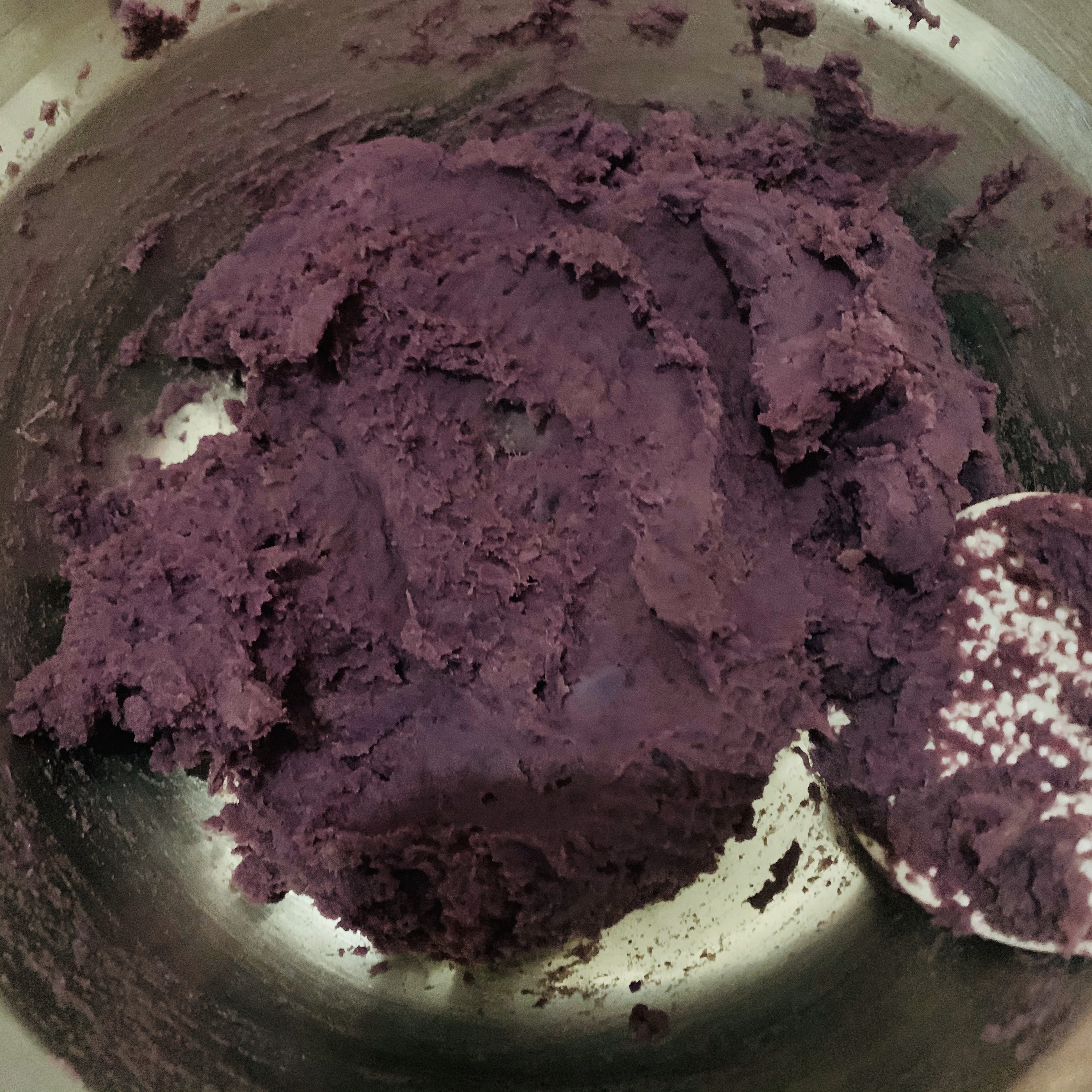 减肥必备简单制作：紫薯蒸饼，无油无糖牛奶版的做法 步骤2