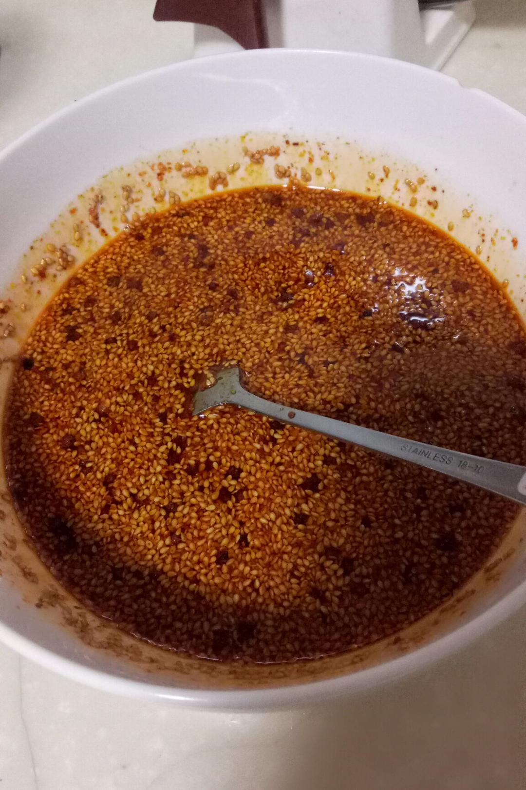 熬一碗无油烟红油，来一盘川香凉拌鸡丝