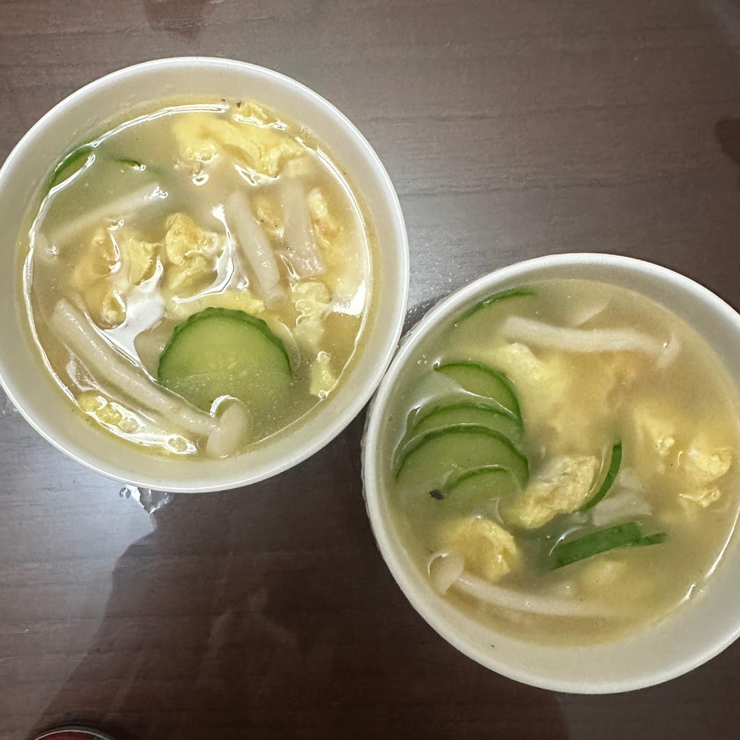 5分钟就能做好的巨鲜美的菌菇黄瓜汤