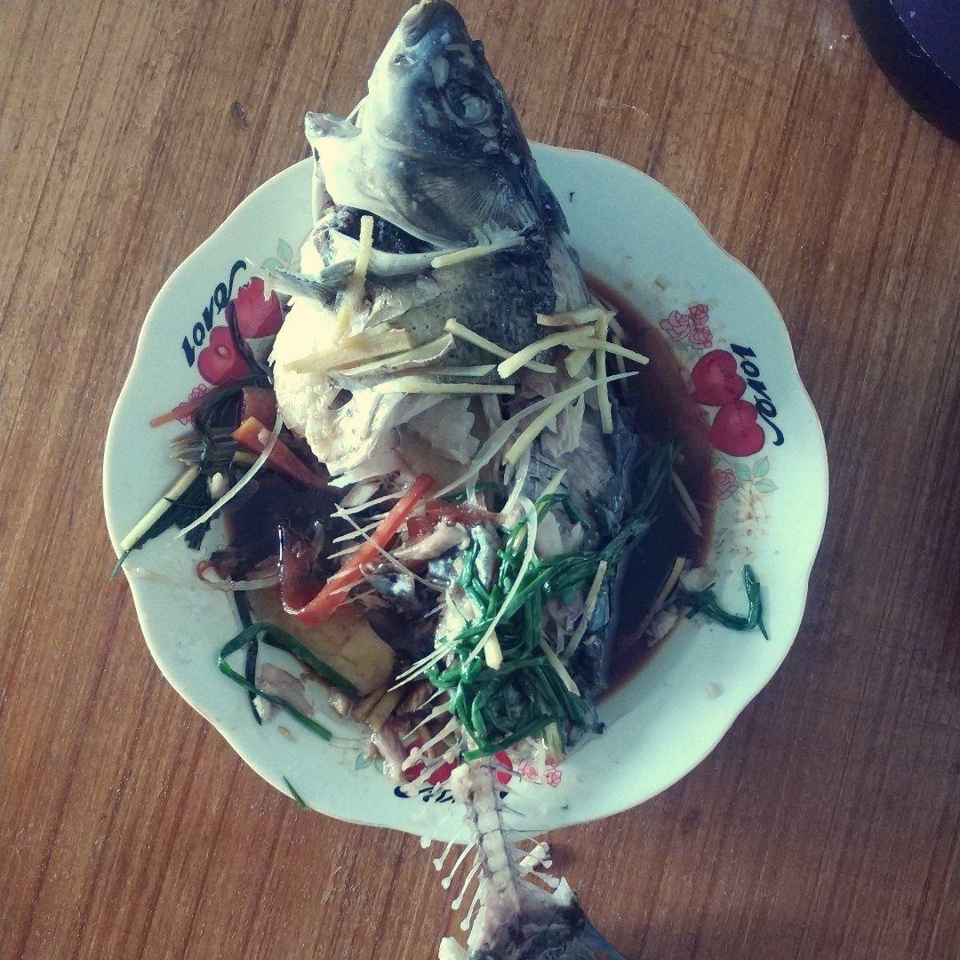 厨师长教你：“清蒸鲫鱼”的家常做法，营养又美味