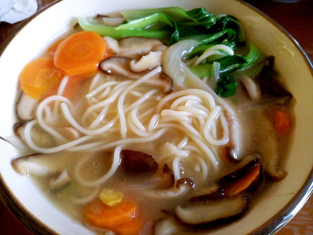 胡萝卜洋葱香菇青菜汤面