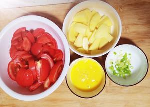 西红柿土豆鸡蛋粉丝汤的做法 步骤2