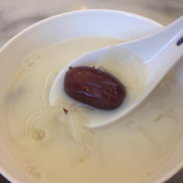银耳红枣牛奶羹的做法