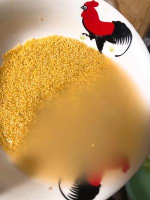 米油浓厚的南瓜山药小米粥的做法 步骤2