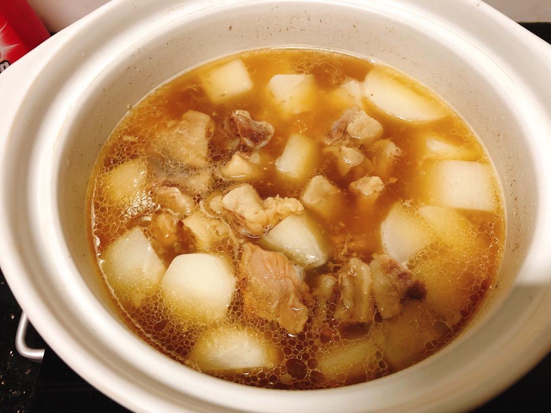 简单到只用一种调料的牛腩炖萝卜汤