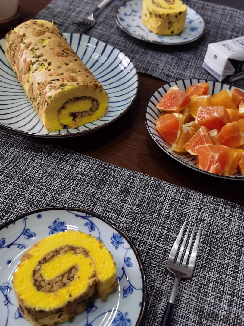 撒满肉松和香葱来块咸香的点心—香葱辣松蛋糕卷