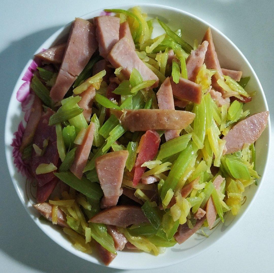 西芹炒腊肠（热菜）