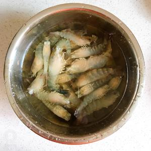 红烧大头虾 肉质细嫩鲜美的做法 步骤1