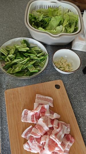豆腐小炒肉的做法 步骤1