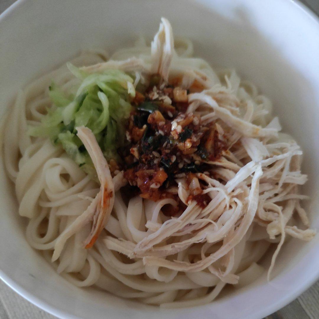 夏季食谱：清爽的四川鸡丝凉面