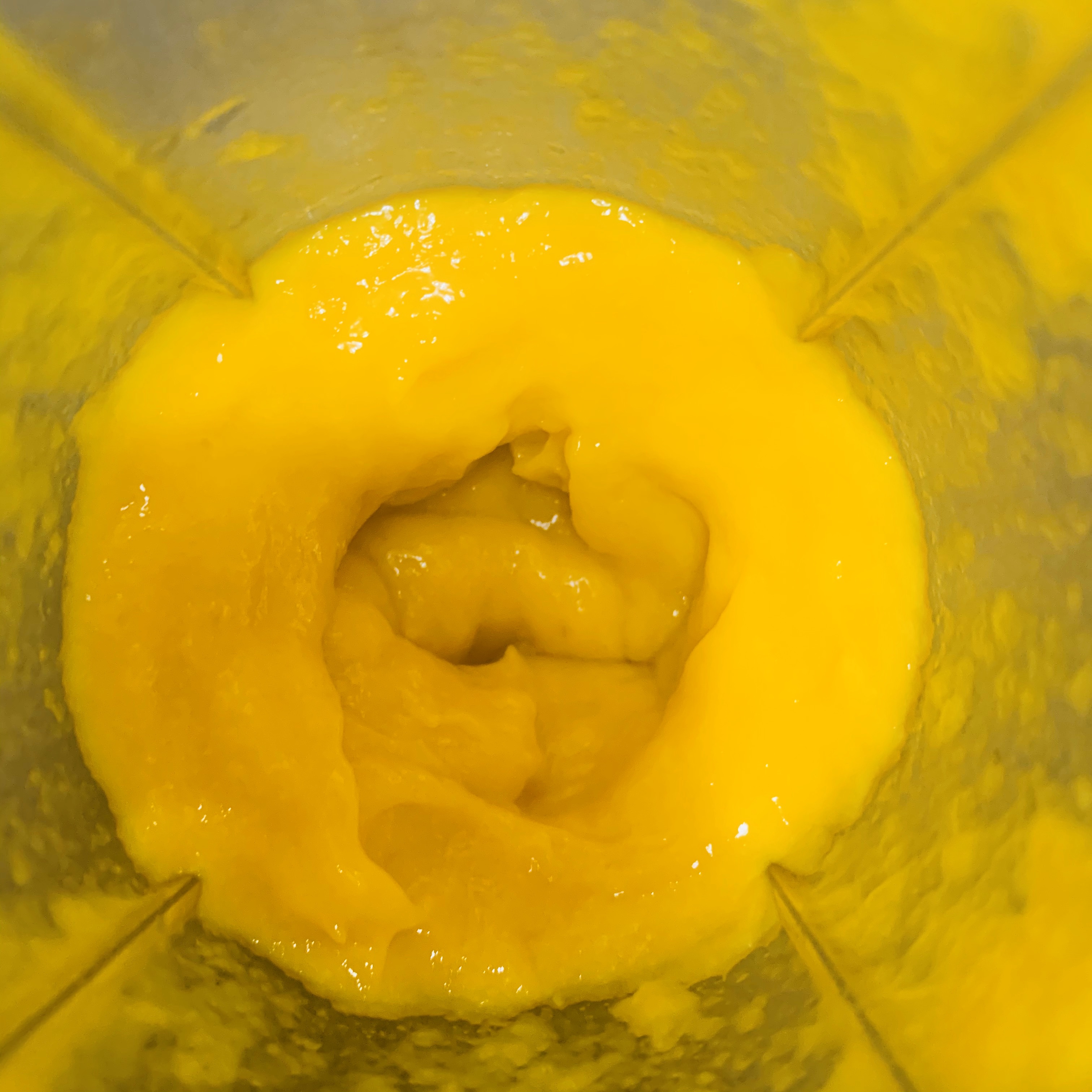 不用生蛋黄简单无冰渣超细腻哈根达斯风味冰淇淋（芒果味）的做法 步骤4