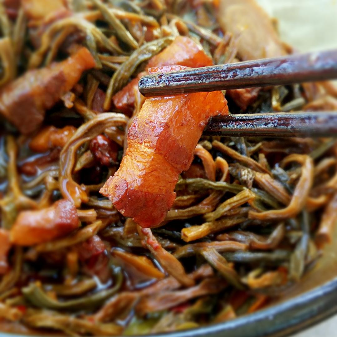 拿把雨伞当蘑菇