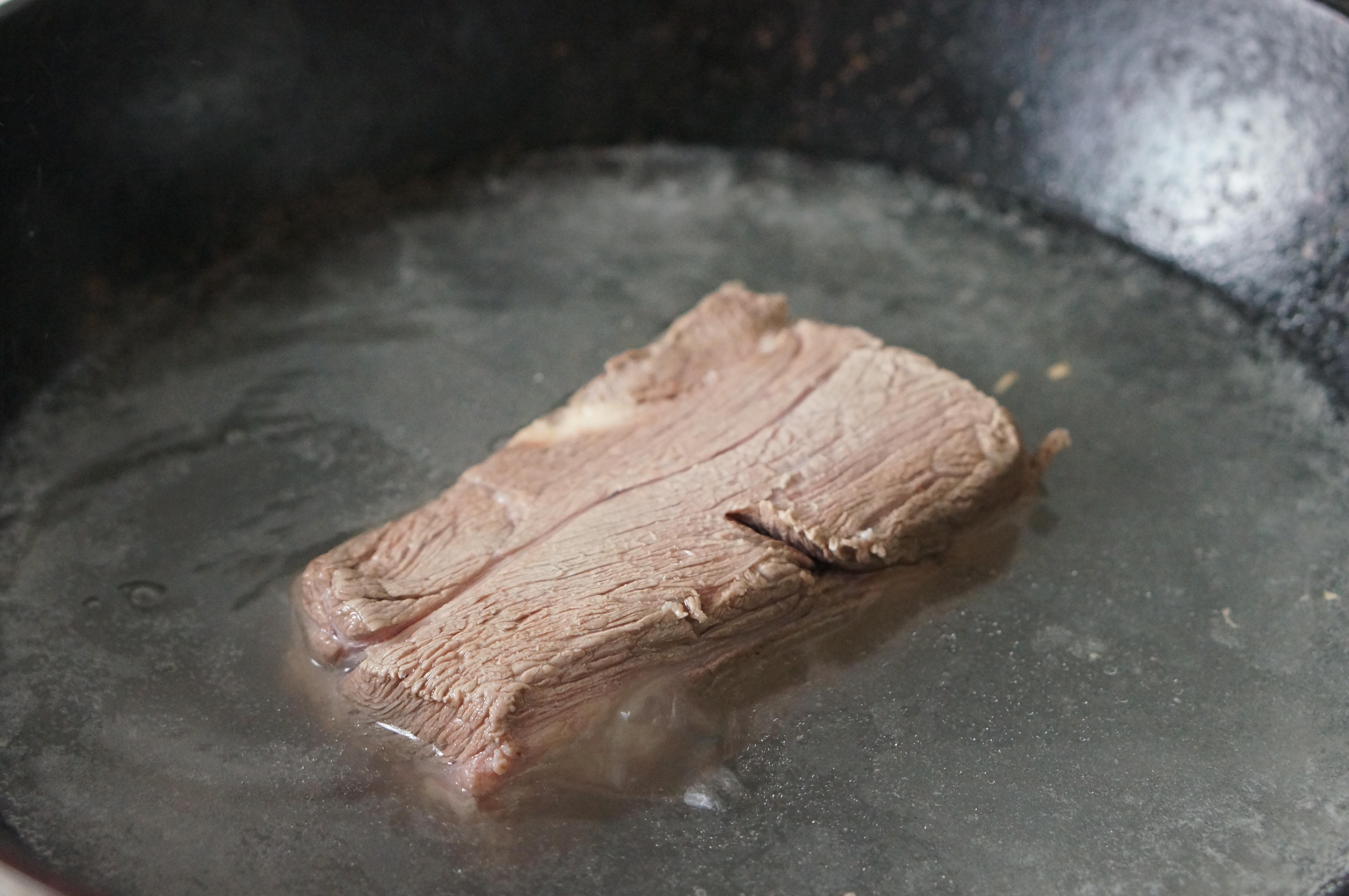 高压锅版白切牛肉（附超级香的蘸酱做法）的做法 步骤1