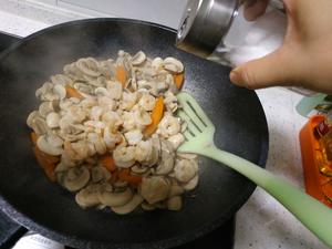 口蘑胡萝卜炒虾仁的做法 步骤7