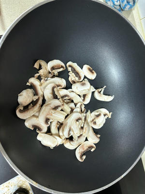 Step 2 of how to make Kuaishou Milk Mushroom Chicken for one person