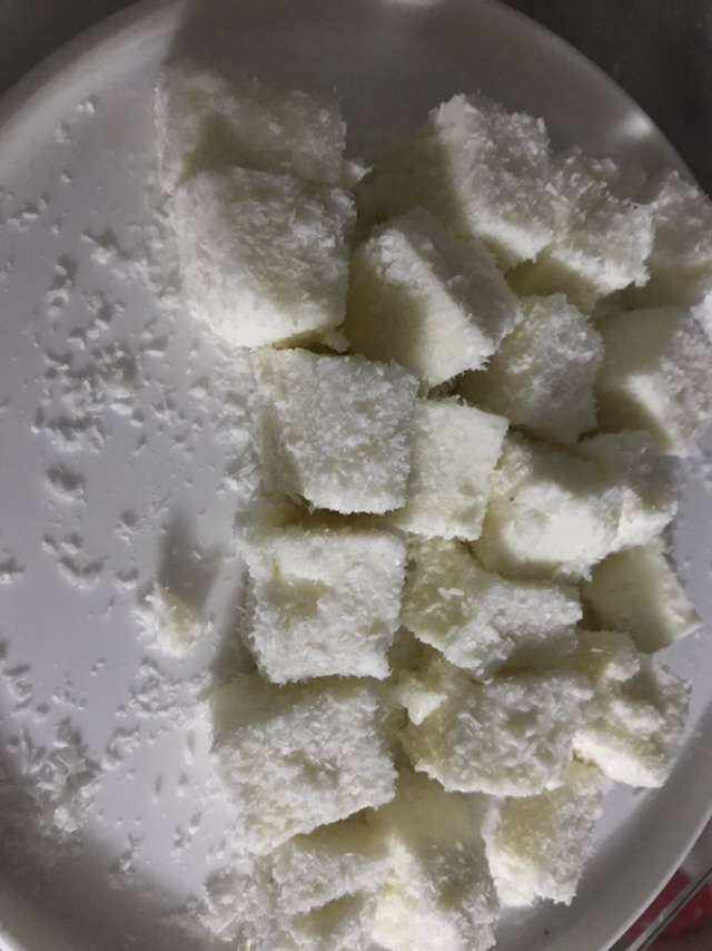 椰蓉块（消耗淡奶油、椰浆，需要淀粉或者丁吉利片，牛奶3～4片）的做法 步骤2