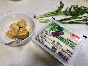 快手菜：蟹黄豆腐羹的做法 步骤1