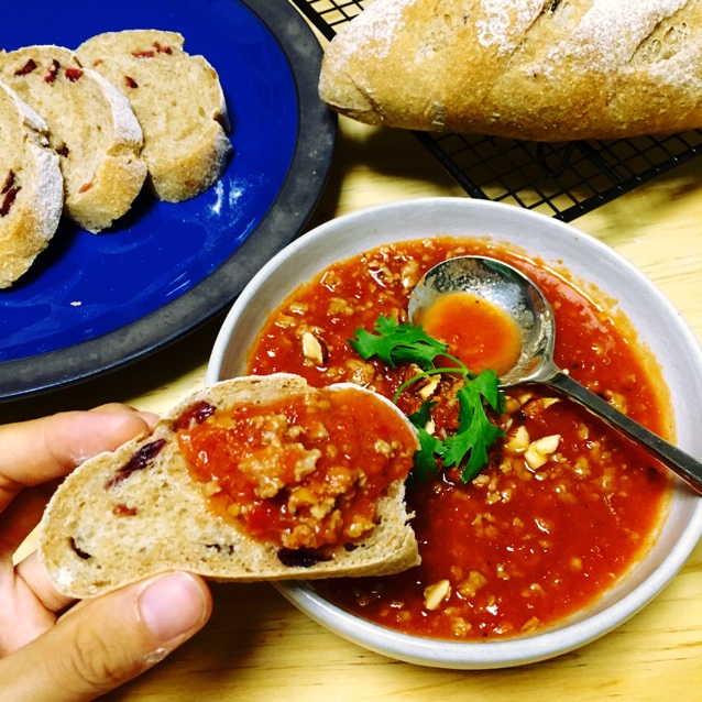 硬质面包的各种开放—口蘑番茄肉酱法棍