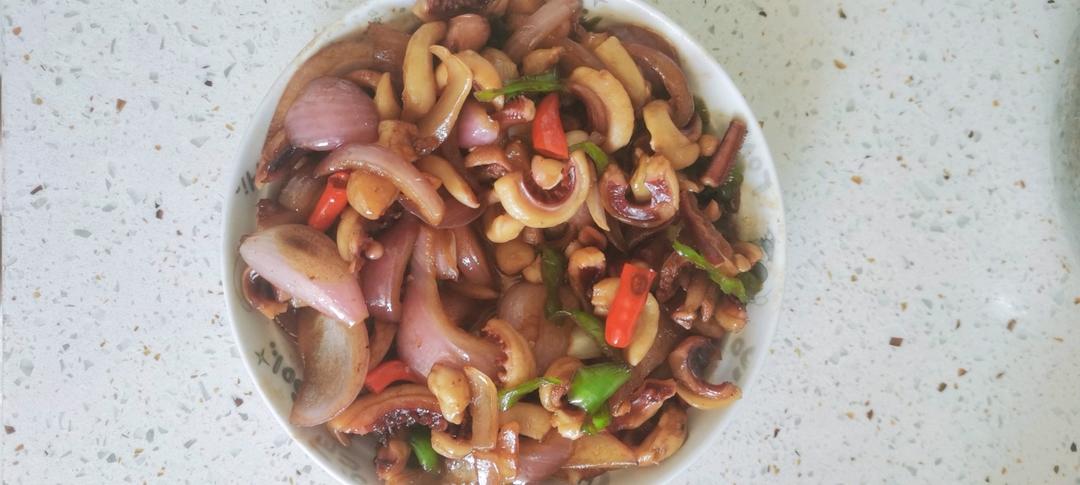 爆炒鱿鱼须，加上这一步，可以与铁板鱿鱼媲美