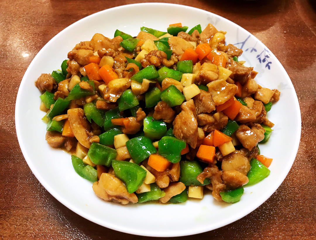 煮煮哈做的青椒炒鸡腿肉(大厨级别)