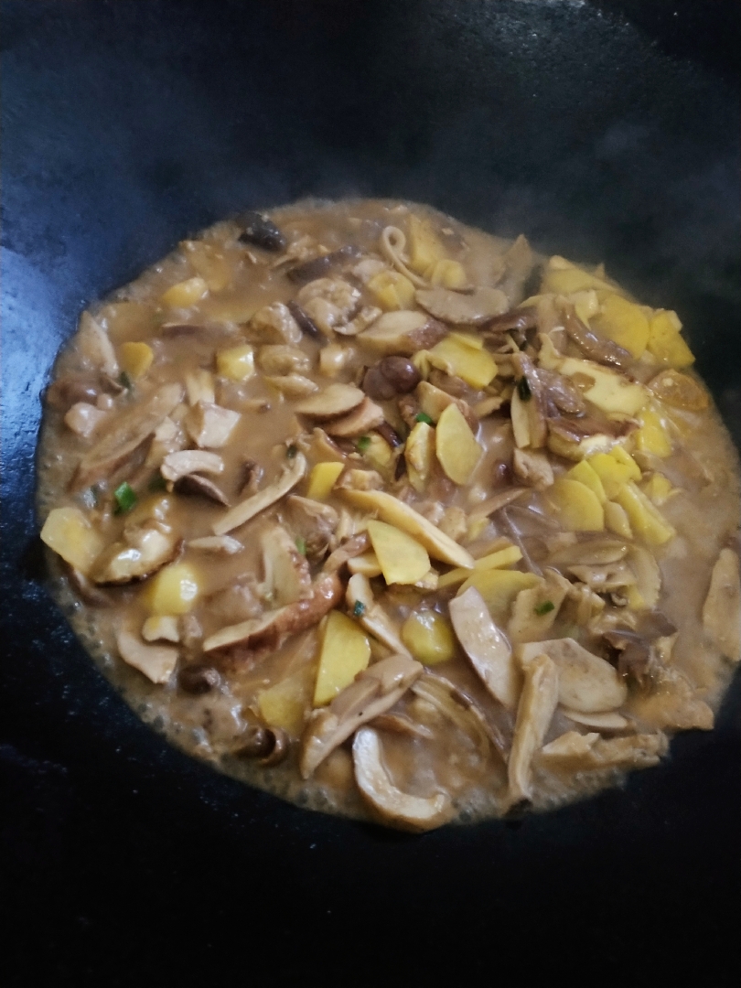 〈大锅炒蘑菇〉，太鲜了。欣小厨 😉的做法