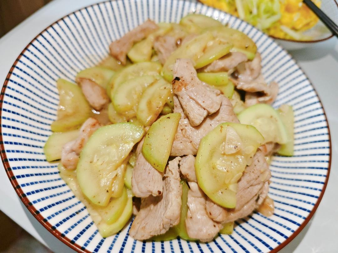 多汁软嫩的家常小炒 西葫芦炒肉片