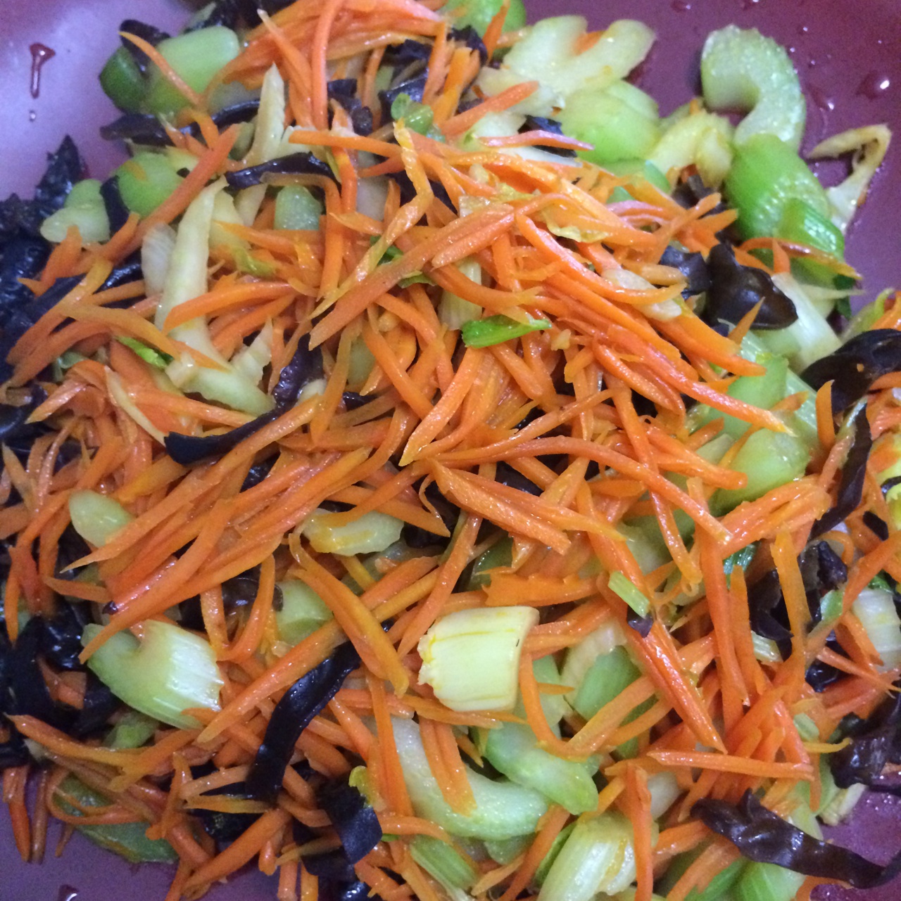 胡萝卜木耳炒芹菜